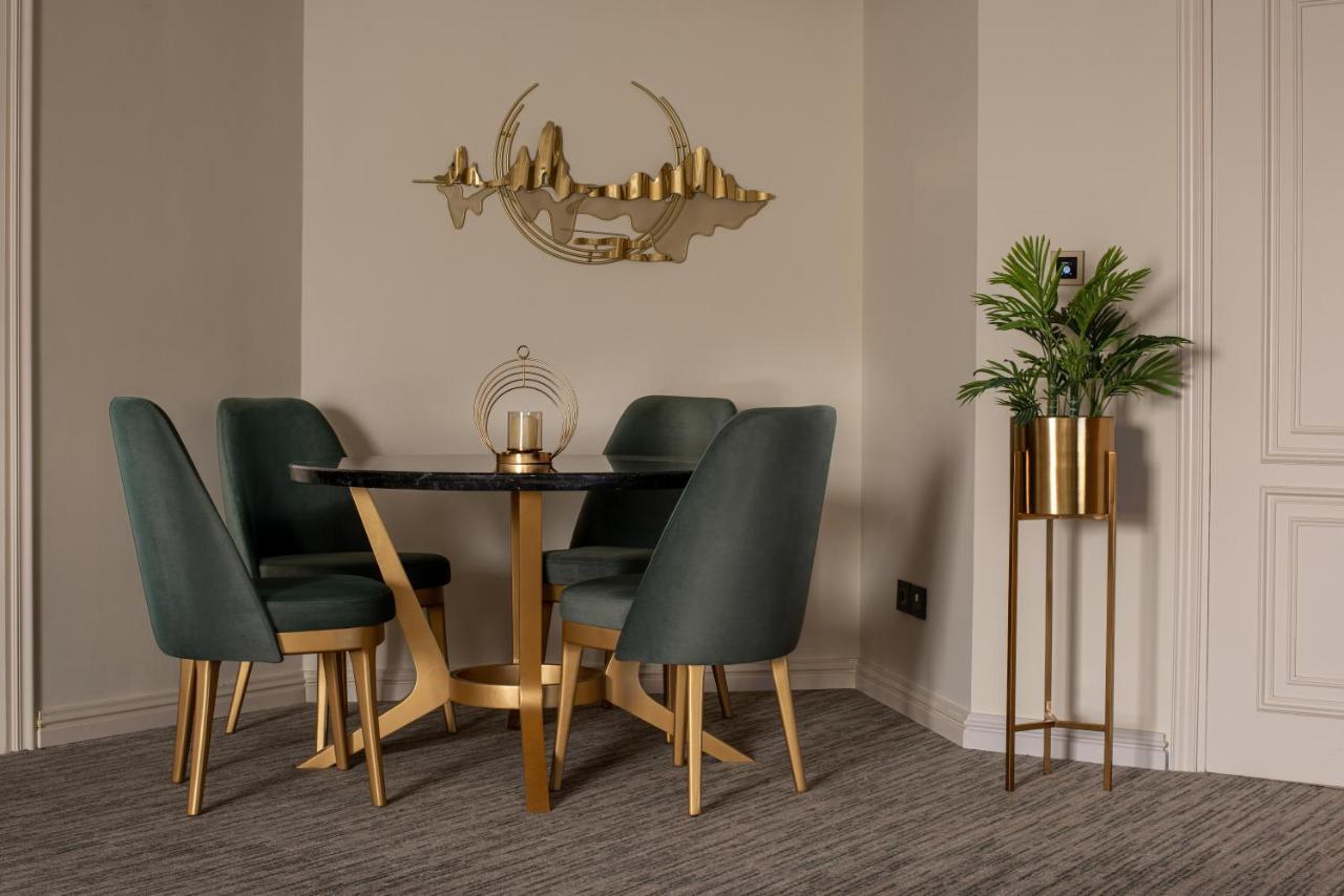Triumph Luxury Hotel Kairo Exterior foto A dining room with a plant stand