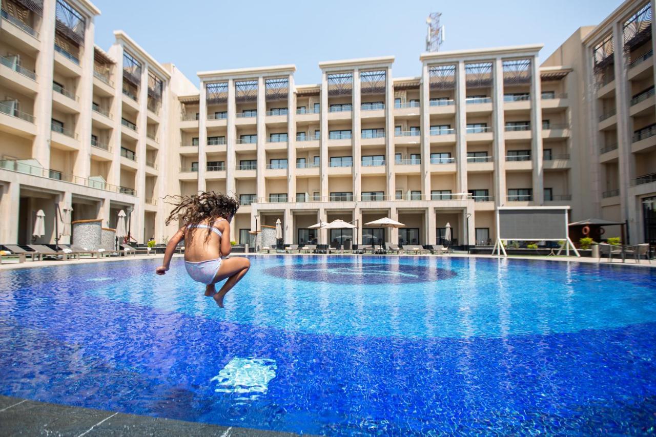 Triumph Luxury Hotel Kairo Exterior foto The swimming pool at the hotel