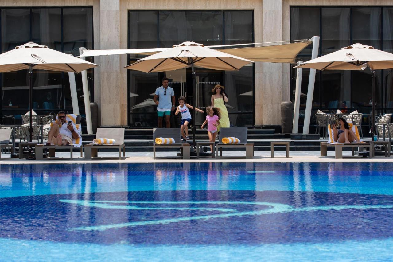 Triumph Luxury Hotel Kairo Exterior foto The pool at the hotel