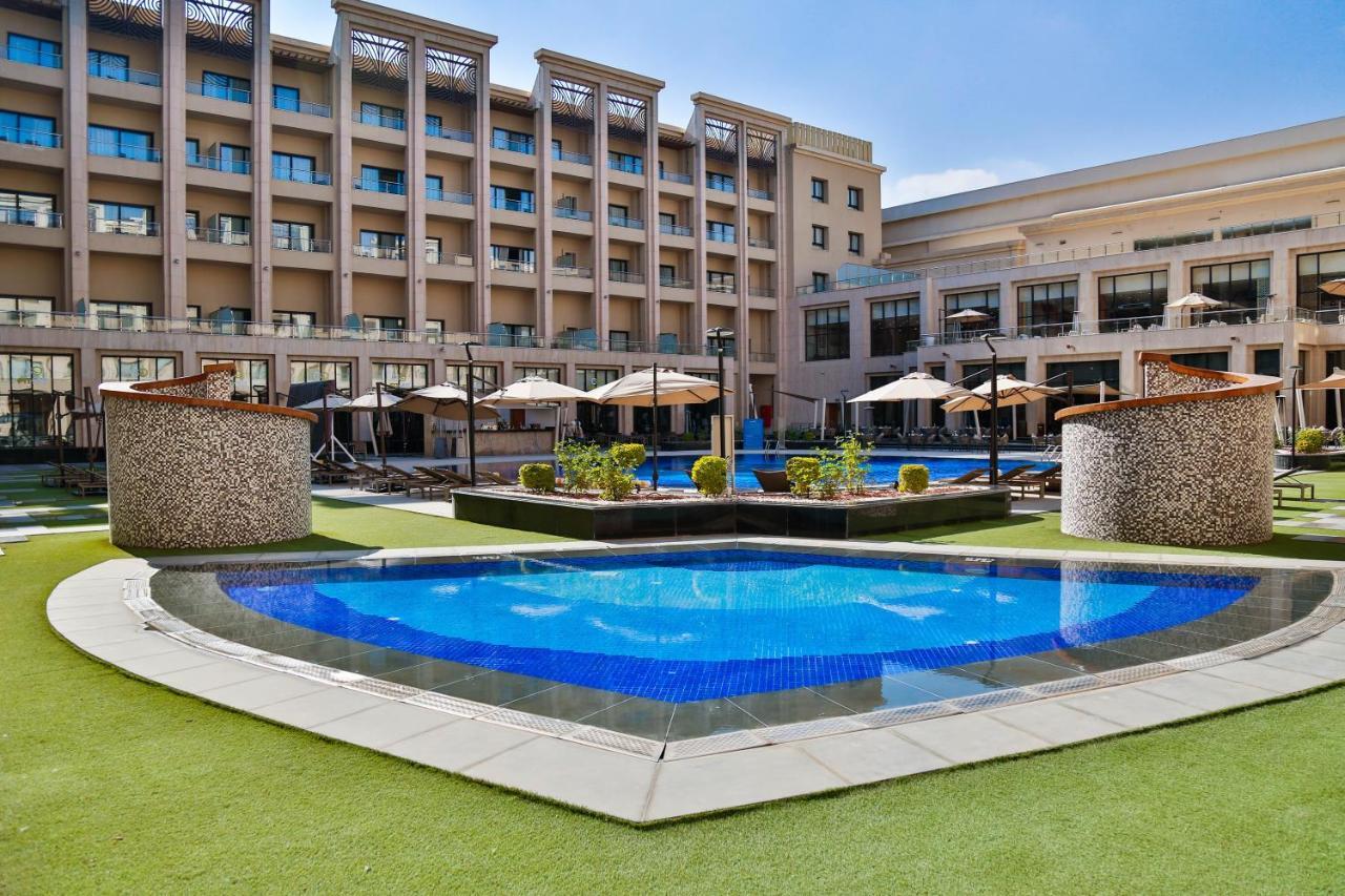 Triumph Luxury Hotel Kairo Exterior foto The pool at the hotel