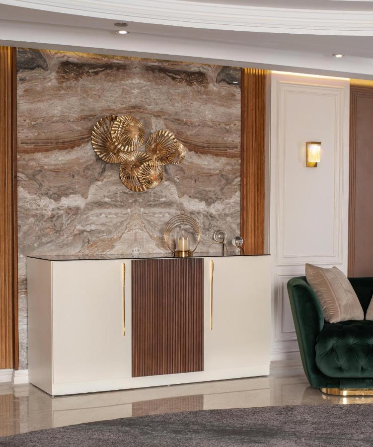 Triumph Luxury Hotel Kairo Exterior foto A wall mounted sculpture