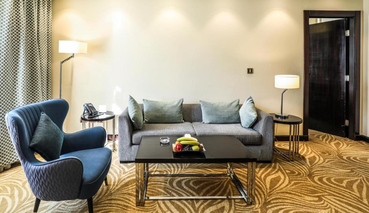 Triumph Luxury Hotel Kairo Exterior foto A living room in a suite at the hotel