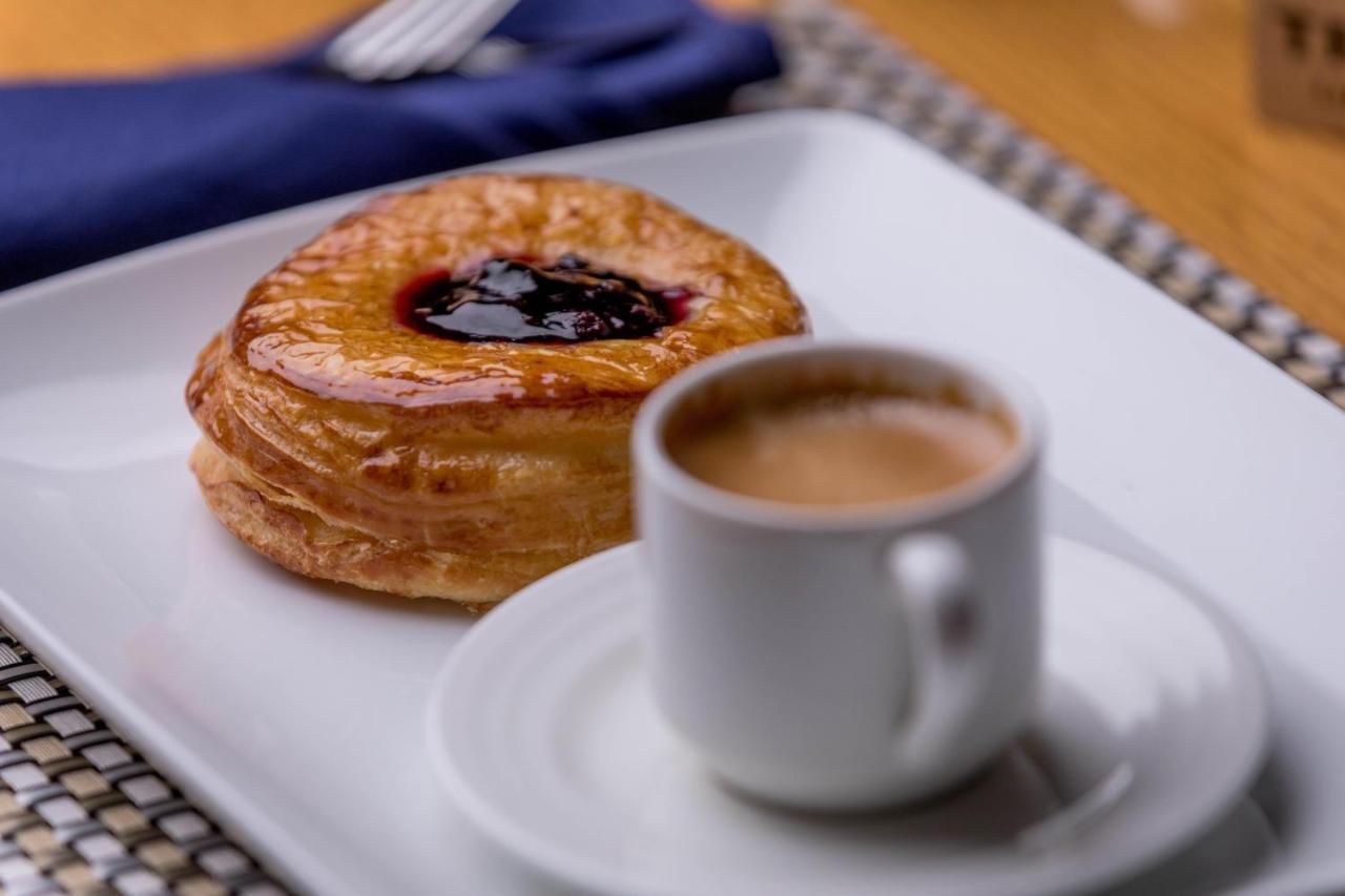 Triumph Luxury Hotel Kairo Exterior foto A coffee and a pastry