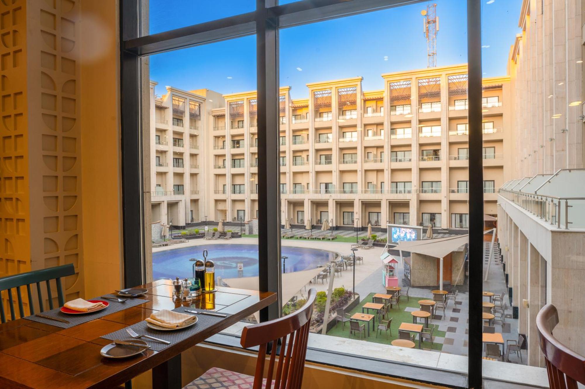 Triumph Luxury Hotel Kairo Exterior foto The hotel's pool