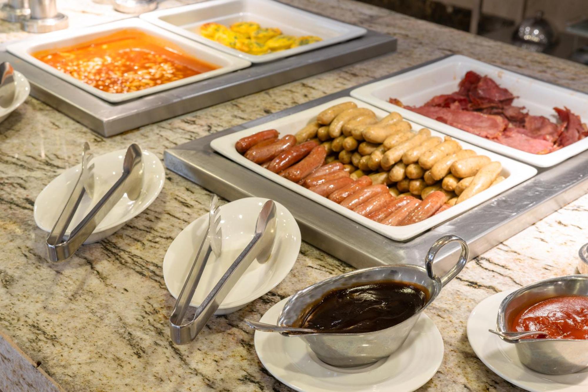 Triumph Luxury Hotel Kairo Exterior foto A buffet at a hotel