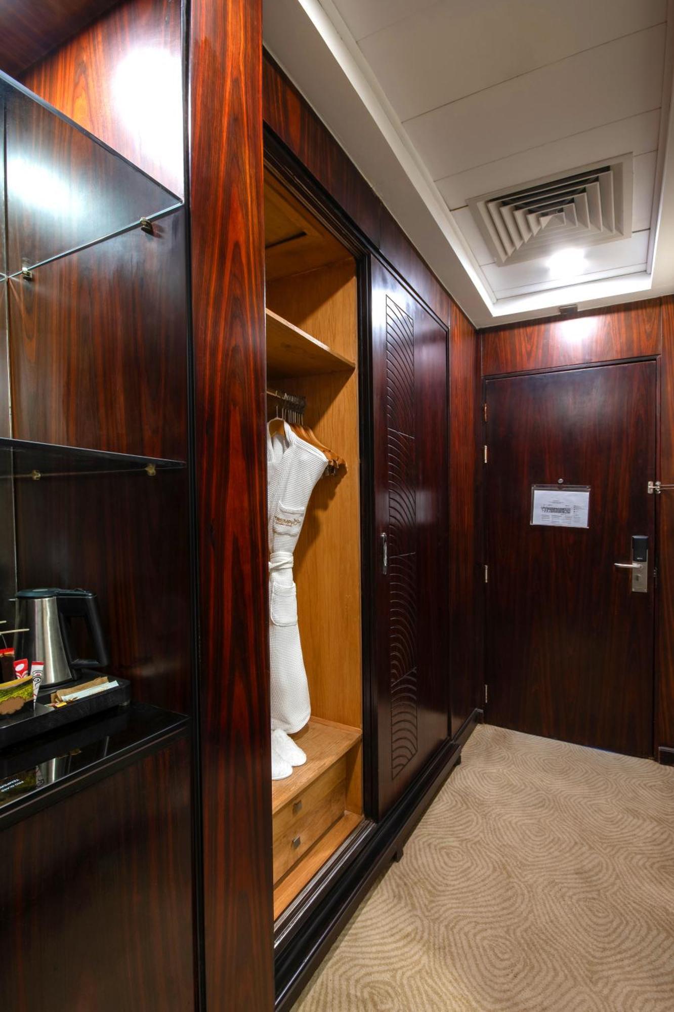 Triumph Luxury Hotel Kairo Zimmer foto A guest room at the hotel