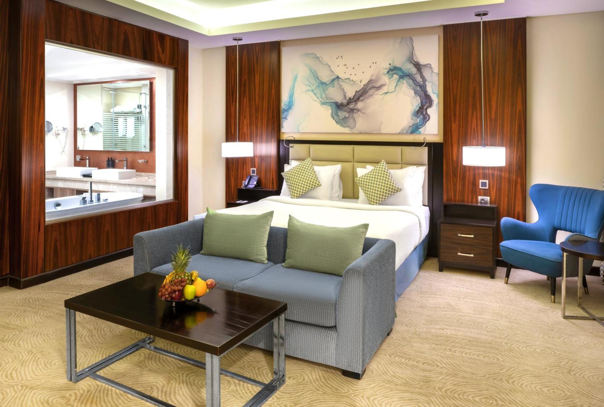 Triumph Luxury Hotel Kairo Zimmer foto A suite at the hotel